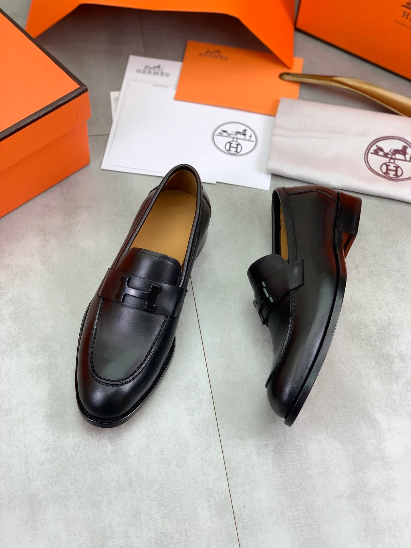 Factory price P980 💰💎💎💎 Original genuine leather outsole Brand: Hermès Grade: Same as the official website Original quality materials: Original soft calfskin Water-dyed cowhide lining Original Italian genuine leather outsole Style categories: Men's fashion Formal casual leather shoes Slip-on men's shoes series Young fashion European and American trends British style Code number: 39-45 (38.46 can be customized)
